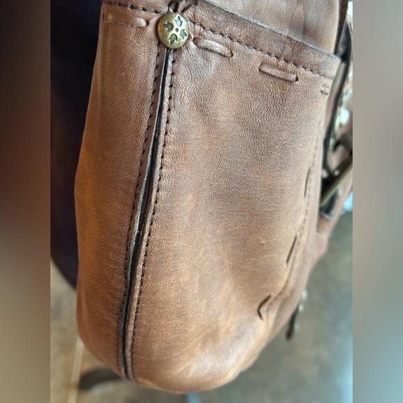 Patricia Nash Cobblestone Urbino shoulderbag. Studded strap closure, distressed - Picture 10 of 16